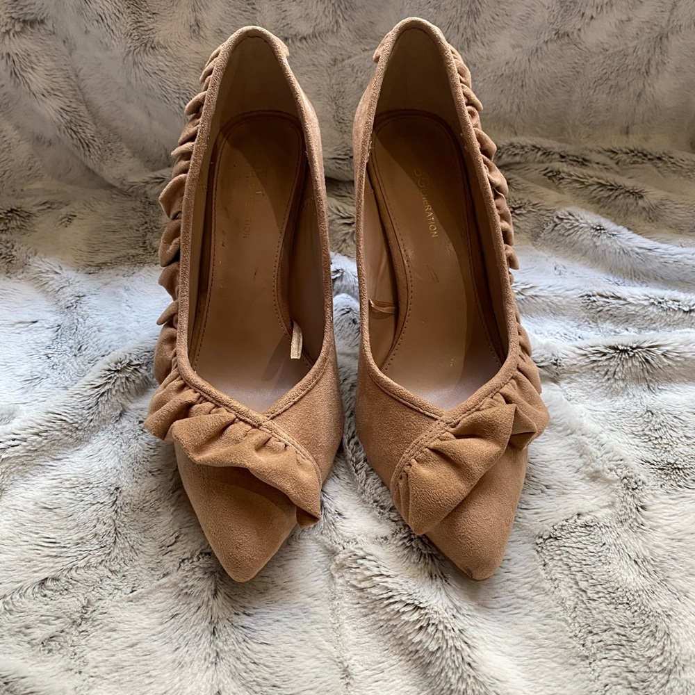 BCBGeneration pumps with ruffles